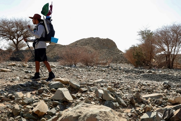 Saudi fan walking across desert to reach FIFA World Cup in Qatar - Bóng Đá
