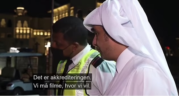 Qatari officials threaten to DESTROY a Danish reporter's camera  - Bóng Đá