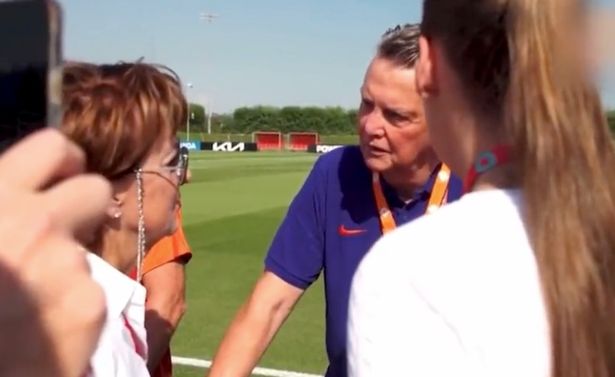 Van Gaal caught on camera making sexual proposition to wife - Bóng đá Việt Nam
