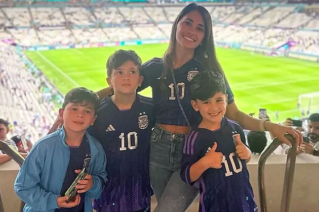Lionel Messi cat who got the cream as he reunites with wife Antonela Roccuzzo and sons to celebrate World Cup win - Bóng Đá