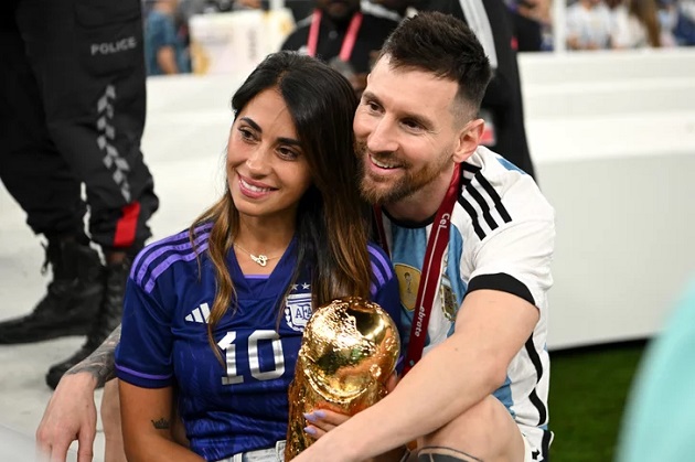 Lionel Messi cat who got the cream as he reunites with wife Antonela Roccuzzo and sons to celebrate World Cup win - Bóng Đá