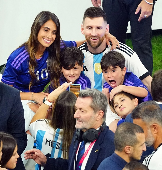 Lionel Messi cat who got the cream as he reunites with wife Antonela Roccuzzo and sons to celebrate World Cup win - Bóng Đá