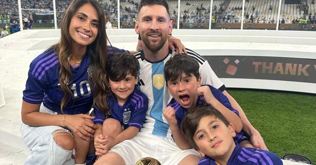 Lionel Messi cat who got the cream as he reunites with wife Antonela Roccuzzo and sons to celebrate World Cup win - Bóng Đá