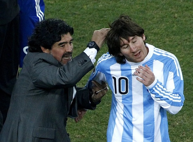 Điều gì đã xảy ra khi Messi và Maradona thi đấu cùng nhau năm 2005? - Bóng Đá