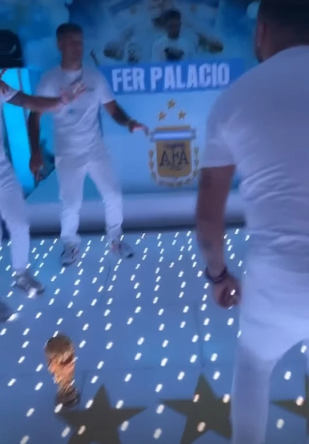Inside Emiliano Martinez’s World Cup party at The Belfry Hotel, with Argentina-themed walls, trophy, DJ and dance floor - Bóng Đá