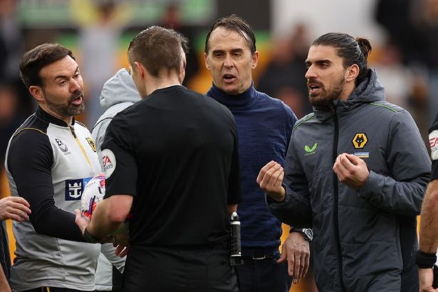 Diego Costa holds back furious Wolves star after red card for pushing assistant referee - Bóng Đá