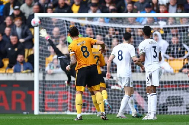 Diego Costa holds back furious Wolves star after red card for pushing assistant referee - Bóng Đá