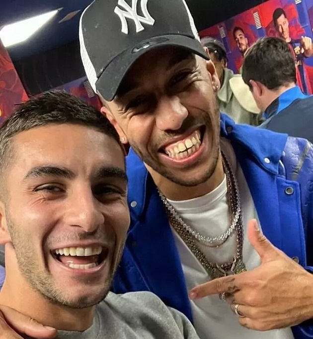 EPL: He doesn’t stand for anything – Aubameyang under fire for celebrating with Barca after Real Madrid win - Bóng Đá