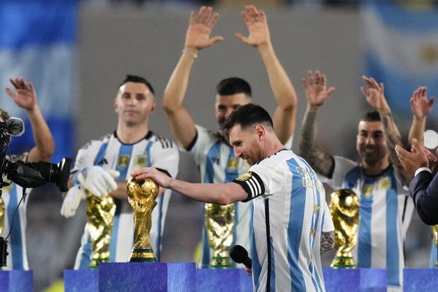 Each Argentina player got their own replica World Cup  - Bóng Đá