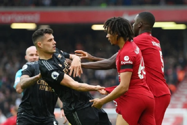 Jamie Carragher slams ‘absolutely idiotic’ Granit Xhaka for aiding Liverpool comeback - Bóng Đá