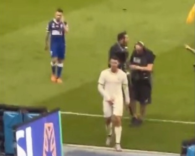 Cristiano Ronaldo makes obscene gesture to fans chanting ‘Messi, Messi’ - Bóng Đá