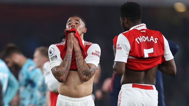 Arsenal vẫn đang tạm giữ ngôi đầu bảng, trong khi Southampton kém 3 điểm so với nhóm an toàn.