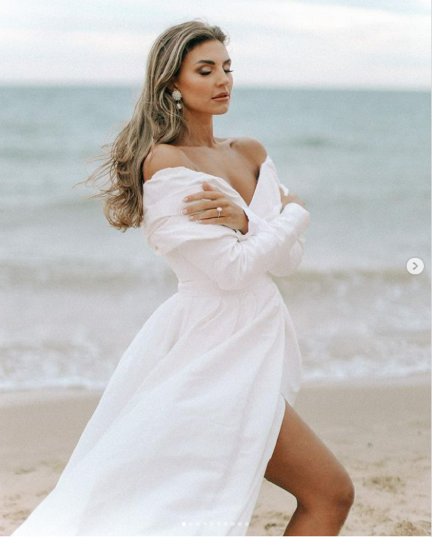 CHAR’S A STAR Wag Charlotte Russell wows in plunging white swimsuit following wedding to Kieffer Moore - Bóng Đá