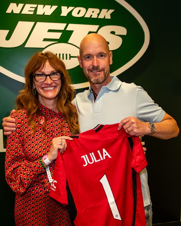 Julia Roberts presented with Manchester United shirt by Erik ten Hag - Bóng Đá