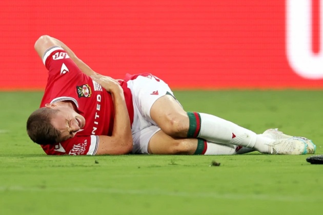 Va chạm với thủ môn M.U, trụ cột Wrexham lập tức nhập viện