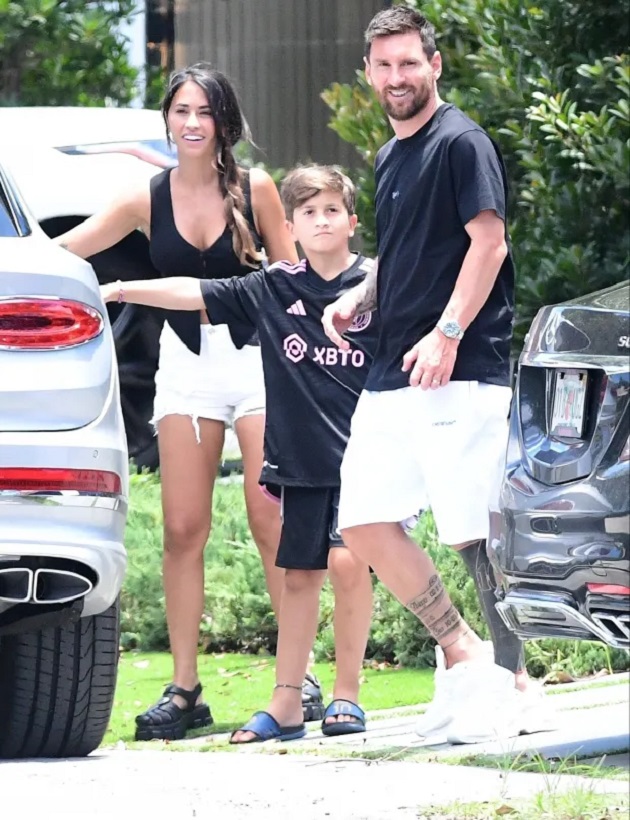 LION HUNT Lionel Messi takes wife Antonela house-hunting in Miami.. and finds stunning mansion complete with putting green on ROOF - Bóng Đá