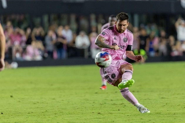 LION HUNT Lionel Messi takes wife Antonela house-hunting in Miami.. and finds stunning mansion complete with putting green on ROOF - Bóng Đá