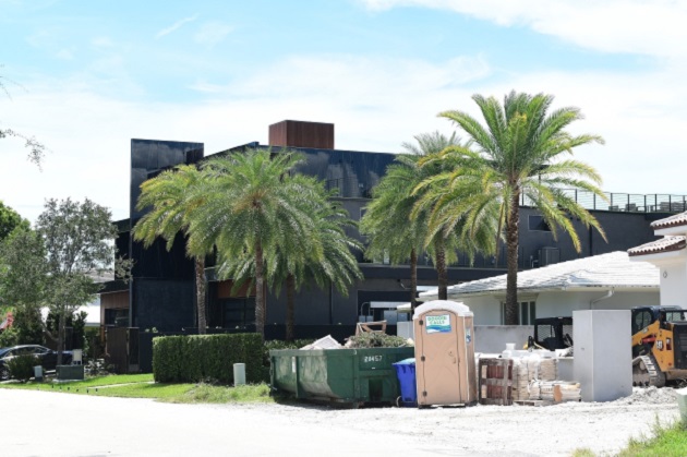 LION HUNT Lionel Messi takes wife Antonela house-hunting in Miami.. and finds stunning mansion complete with putting green on ROOF - Bóng Đá