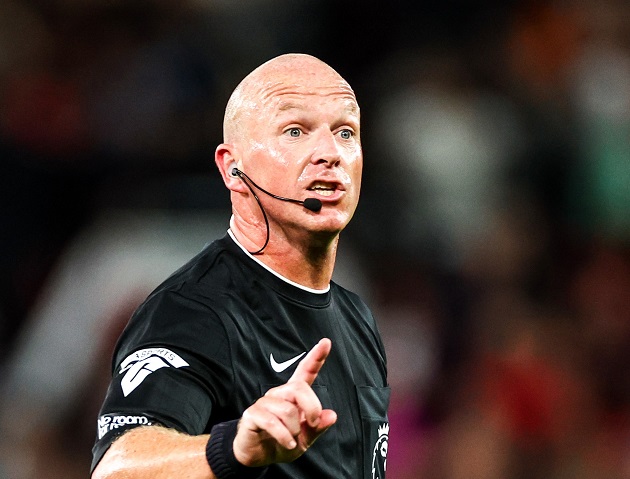 CHÍNH THỨC: Giúp M.U thoát penalty, 3 trọng tài bị phạt nặng