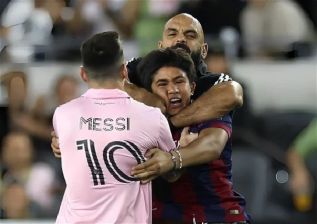 Lionel Messi's bodyguard grabs fan around the neck  - Bóng Đá