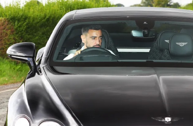  Jadon Sancho hides from the cameras with his hood up in the car as he returns to Manchester United training  - Bóng Đá