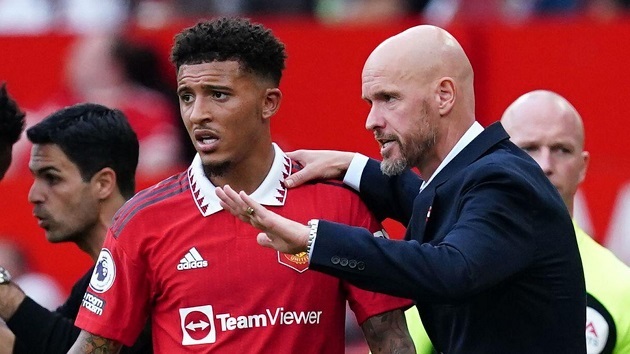  Jadon Sancho hides from the cameras with his hood up in the car as he returns to Manchester United training  - Bóng Đá