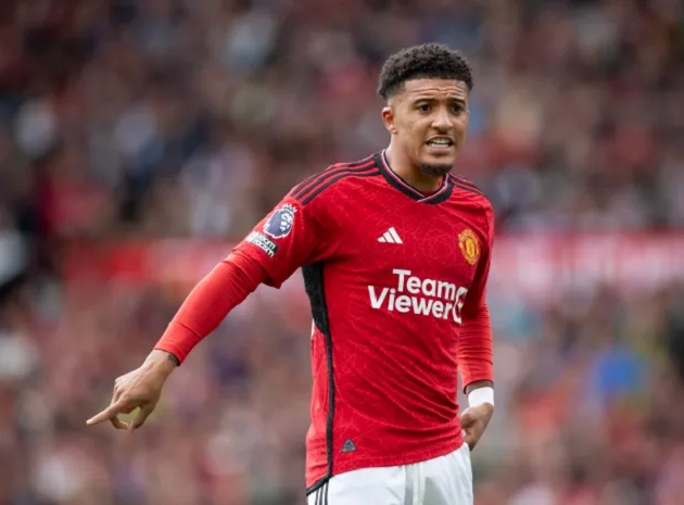  Jadon Sancho hides from the cameras with his hood up in the car as he returns to Manchester United training  - Bóng Đá