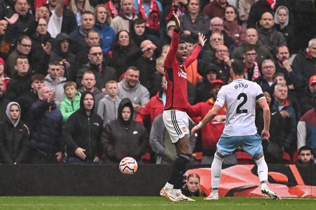 Mike Dean instant reaction to Manchester United being denied a penalty v Palace - Bóng Đá