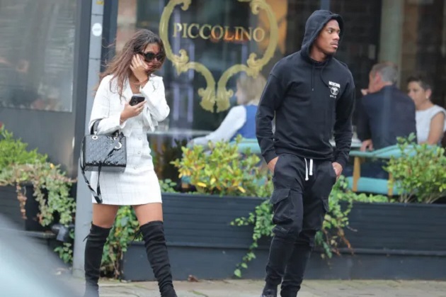 HOT DATE? Man Utd star Anthony Martial wears black hoodie as he’s spotted leaving restaurant with glamorous mystery woman - Bóng Đá