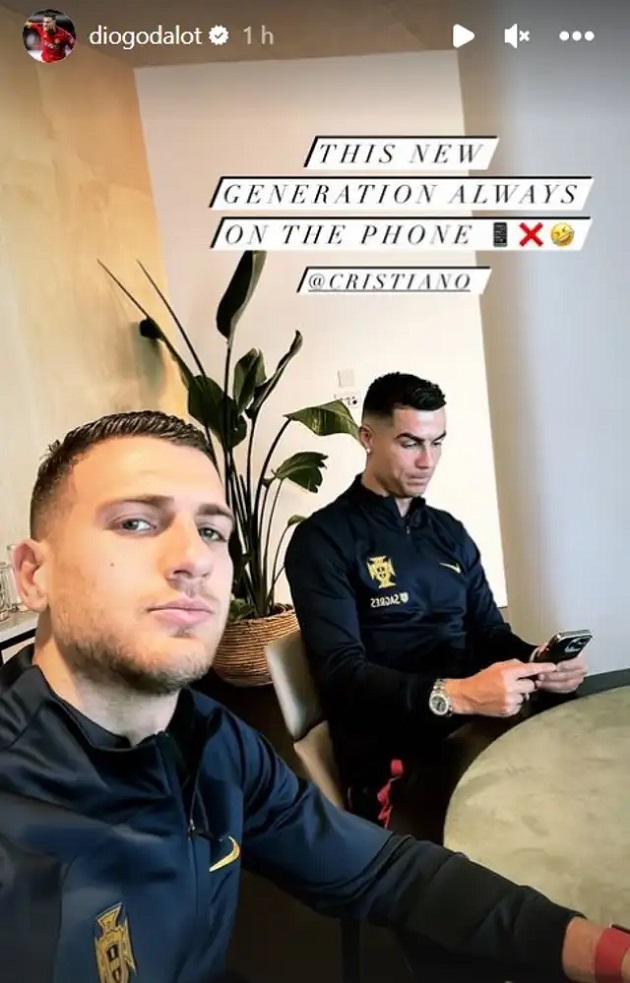 ‘This new generation!’ - Diogo Dalot pokes fun at Cristiano Ronaldo with Portugal captain glued to his phone - Bóng Đá