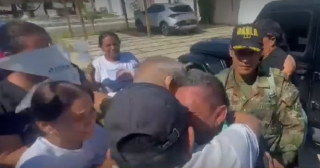 Moment dad of Liverpool star Luis Diaz reunites with family & friends 12 DAYS after he was kidnapped by ELN guerillas - Bóng Đá