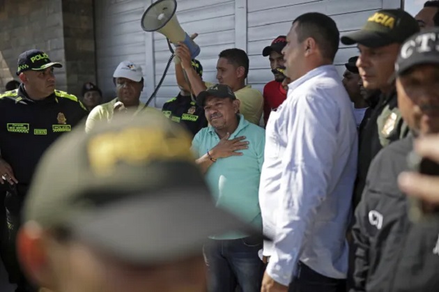 Moment dad of Liverpool star Luis Diaz reunites with family & friends 12 DAYS after he was kidnapped by ELN guerillas - Bóng Đá