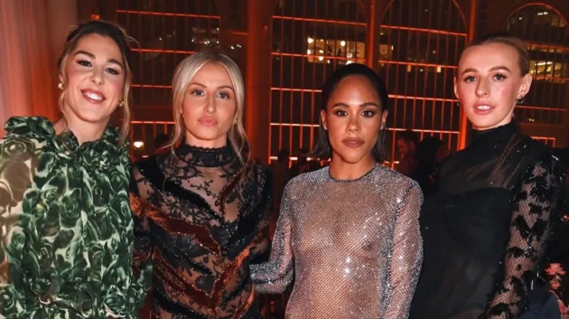  Alex Scott stuns as she goes braless in see-through dress as she shows off new look at GQ Men of the Year awards - Bóng Đá