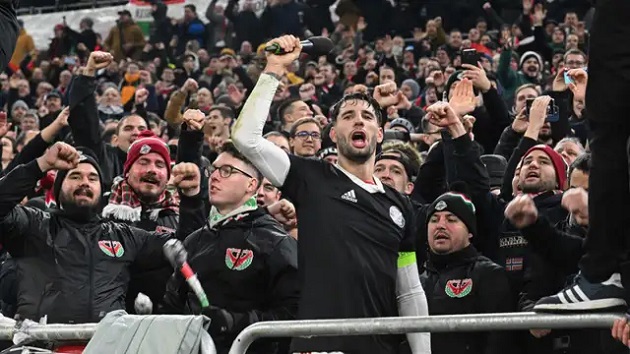 Liverpool star Dominik Szoboszlai drinks shot of Palinka with Hungary fans in celebration of Euro 2024 - Bóng Đá