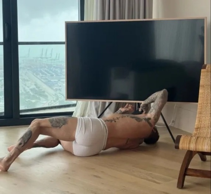 BECKS APPEAL Man Utd legend David Beckham fixes TV in just his boxers as wife Victoria tells fans ‘you’re welcome’ - Bóng Đá
