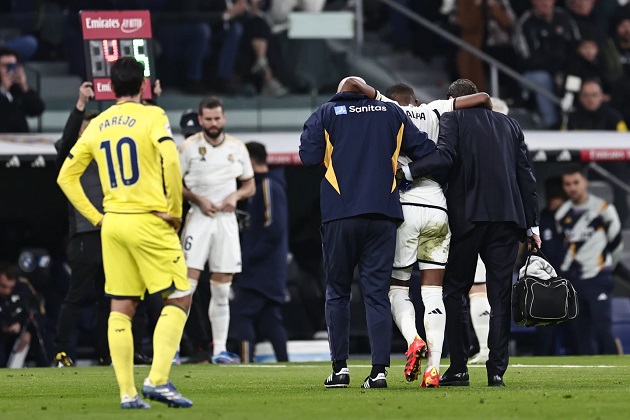 Real Madrid defender Alaba replaced before halftime against Villarreal with apparent knee injury - Bóng Đá