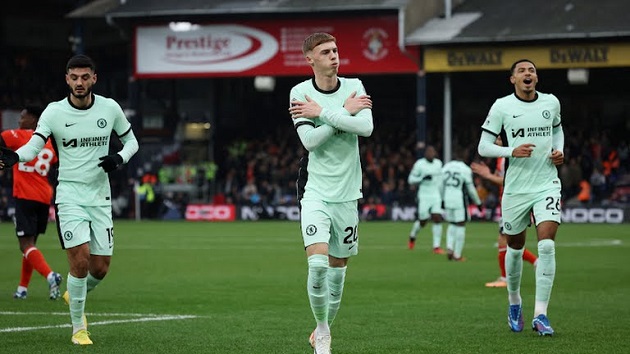 Chelsea thể hiện sự lấn lướt ngay từ đầu trận và có bàn mở tỷ số ở phút thứ 12. Luton không thể xử lý gọn ghẽ đường chuyền của họ, Cole Palmer chỉ cần nhặt bóng ở rìa vòng cấm và tung cú sút chìm vào góc khung thành.