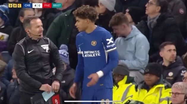 Chelsea teenager Michael Golding has awkward handshake exchange with fourth official - Bóng Đá