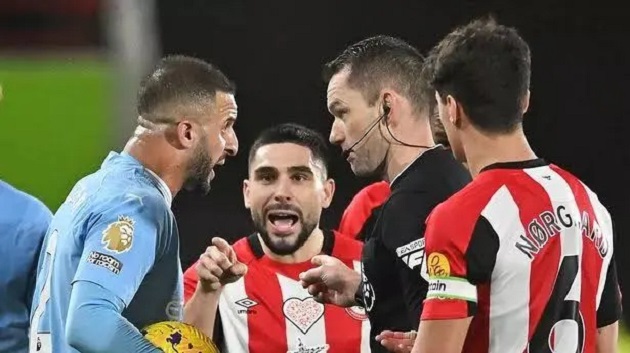 Kyle Walker is booked for SMASHING into Neal Maupay - Bóng Đá