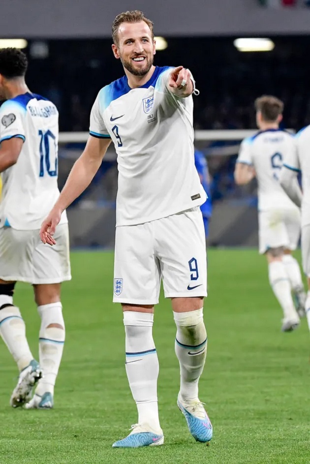 LION IN LUXURY Sun mascot Harry Mane checks out England’s Euro 2024 team hotel – complete with robot waiter and six restaurants - Bóng Đá