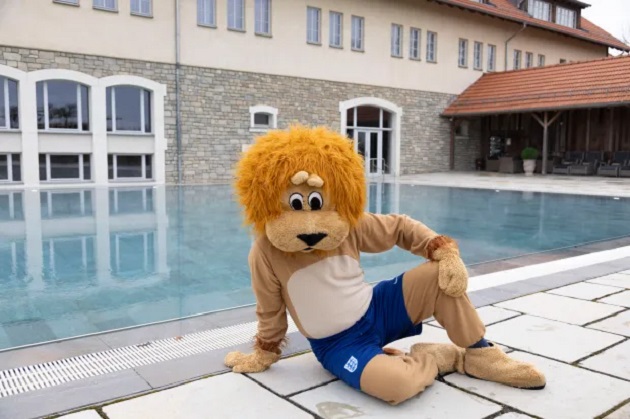 LION IN LUXURY Sun mascot Harry Mane checks out England’s Euro 2024 team hotel – complete with robot waiter and six restaurants - Bóng Đá