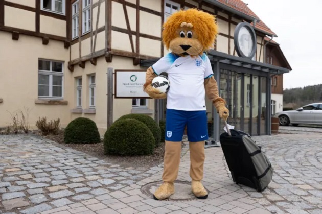 LION IN LUXURY Sun mascot Harry Mane checks out England’s Euro 2024 team hotel – complete with robot waiter and six restaurants - Bóng Đá