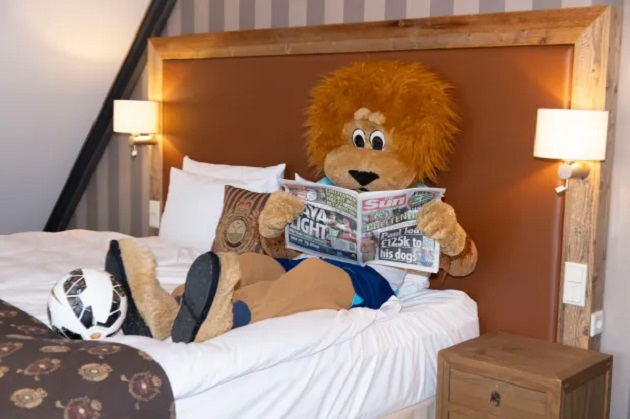 LION IN LUXURY Sun mascot Harry Mane checks out England’s Euro 2024 team hotel – complete with robot waiter and six restaurants - Bóng Đá