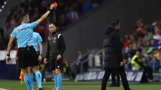 Red card for Xavi! Furious Barcelona boss sent off for raging at referee after Joao Felix opens scoring against Atletico Madrid - Bóng Đá
