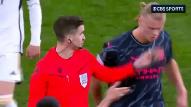 VIDEO? Erling Haaland accidentally smacked in the face by referee during half-time of Man City's Champions League clash with Real Madrid - Bóng Đá