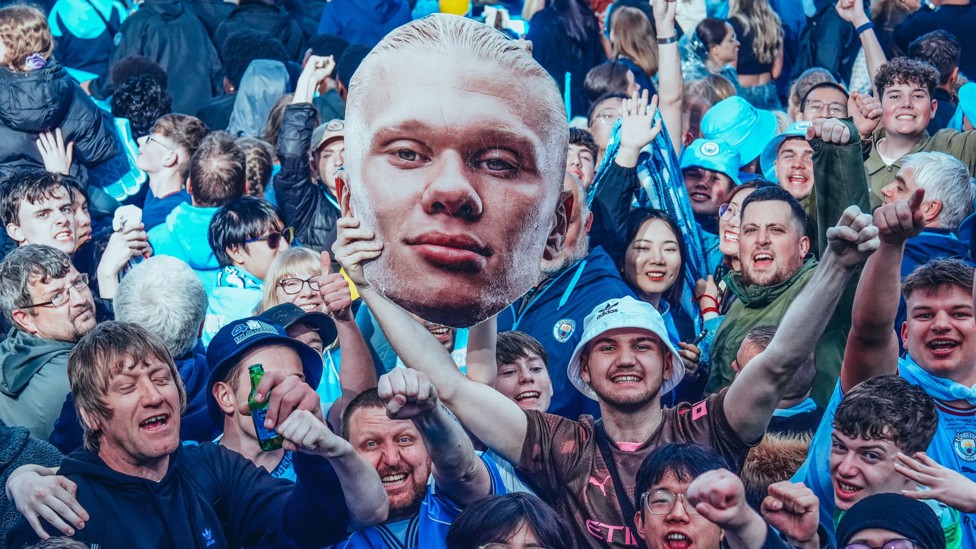 Ảnh bài viết Man City diễu hành ăn mừng, Grealish hai lần suýt gặp họa