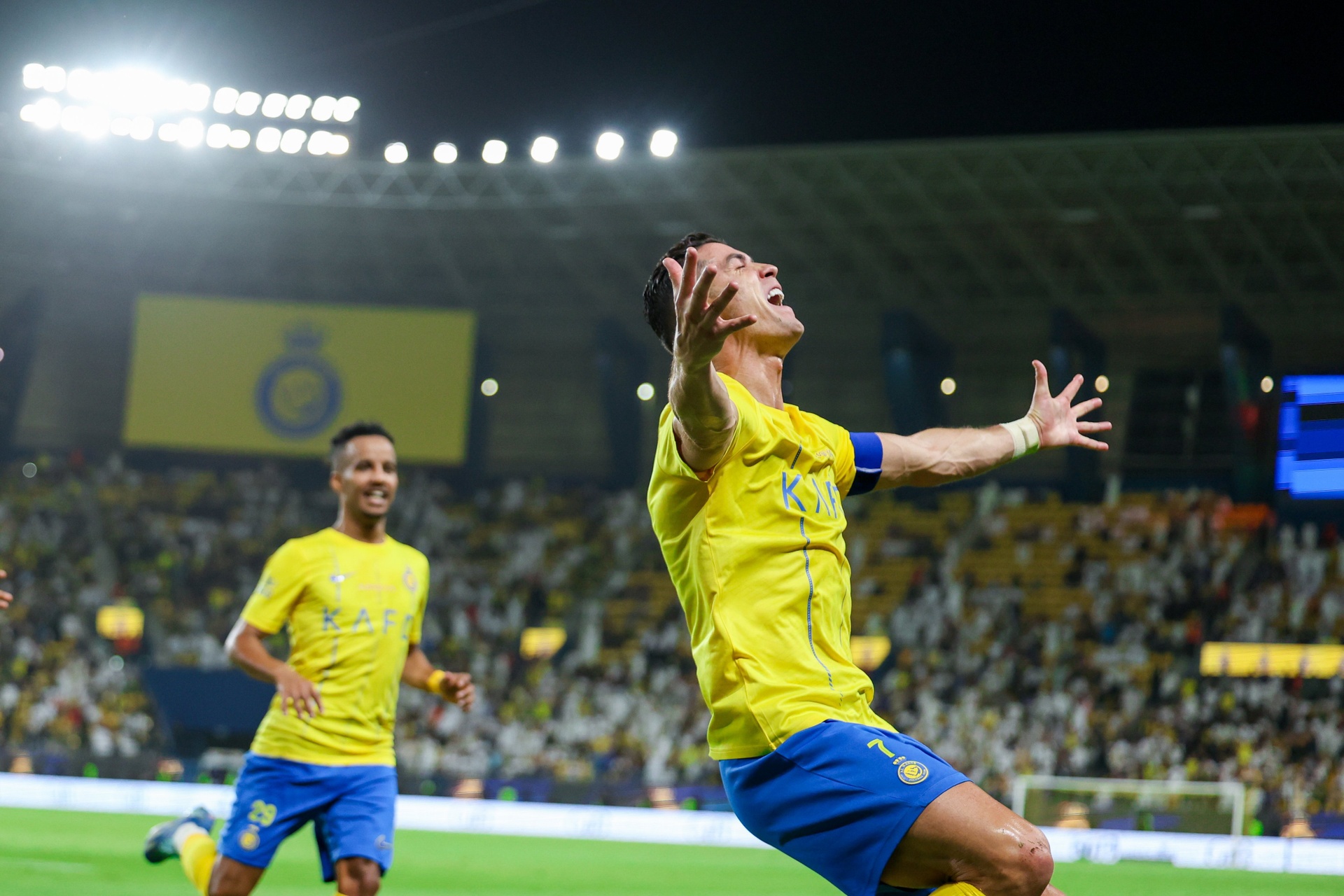 Màn chạy đà hoàn hảo của Ronaldo trước EURO