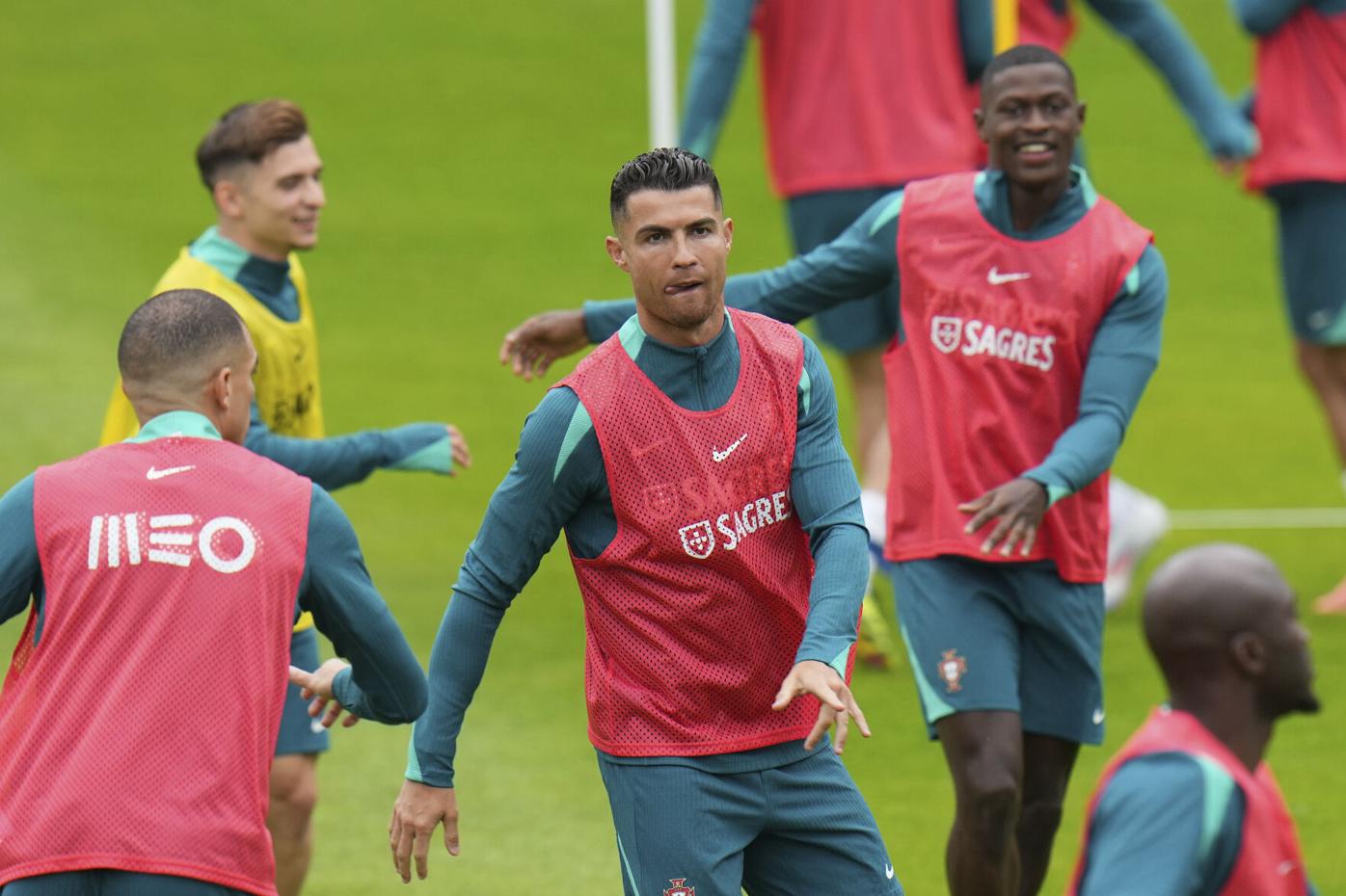 Ronaldo và Bồ Đào Nha tạo cơn sốt