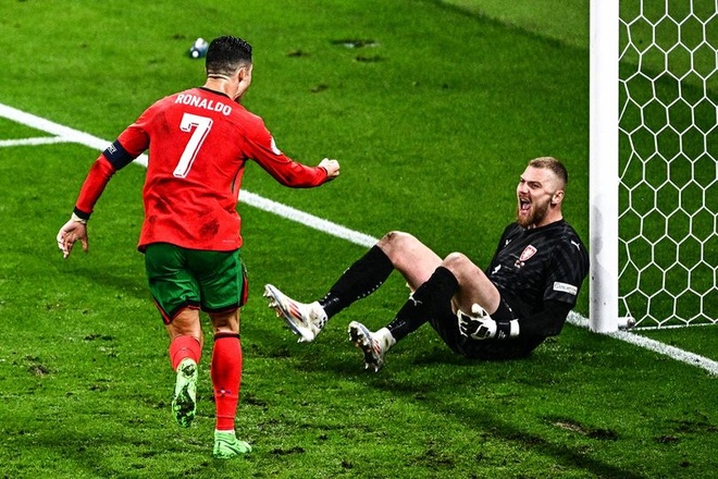 Hành động kỳ quặc của Ronaldo