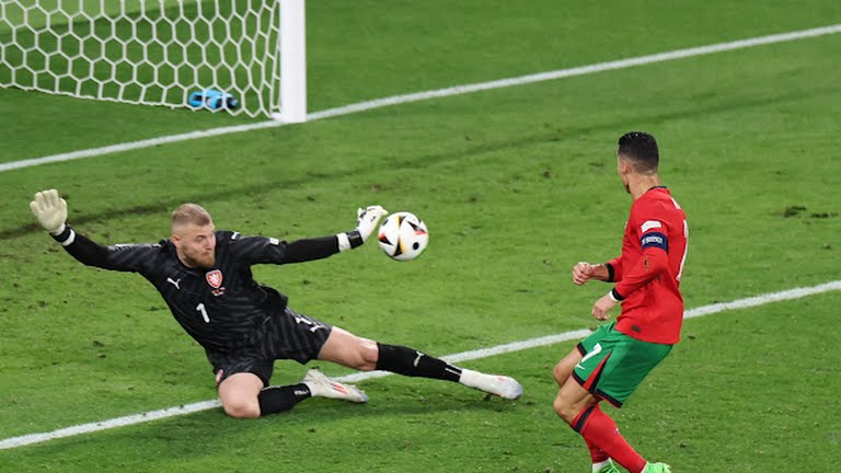 5 điểm nhấn Bồ Đào Nha 2-1 CH Czech: Cú đấm thức tỉnh; Tiếc cho CR7